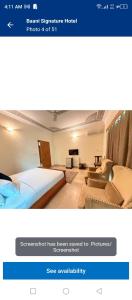 une chambre d'hôtel avec un lit et un canapé dans l'établissement Baani signature, à Islamabad
