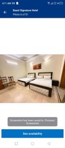 une chambre avec deux lits dans une pièce dans l'établissement Baani signature, à Islamabad