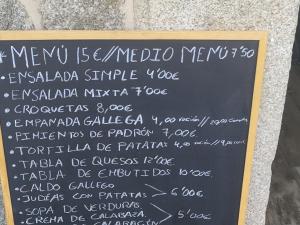 Una pizarra con el menú de un restaurante en La pallota de san Cristóbal, en Camino 1 foto más