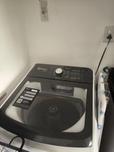 eine schwarze Mikrowelle auf einer Theke in der Unterkunft Casa Mahalo - no centro de Cumbuco in Caucaia