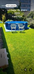 zwei Bänke im Gras auf einem Feld in der Unterkunft Quincho in Mar del Plata