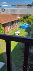 Blick auf einen Hof mit einem Haus und einem Pool in der Unterkunft Quincho in Mar del Plata