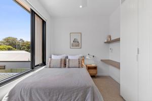 Postel nebo postele na pokoji v ubytování Barwon Heads Pool Retreat Brand New with Heated Pool 5 bedroom 3bath Lift Sleeps 10 Aircon Heating Fireplace Garage + 22 fotografií