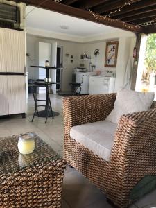 Köök või kööginurk majutusasutuses ROOM WITH GARDEN VIEWS and POOL