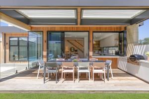 Patio nebo venkovní prostory v ubytování Barwon Heads Pool Retreat Brand New with Heated Pool 5 bedroom 3bath Lift Sleeps 10 Aircon Heating Fireplace Garage