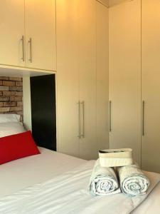 - une chambre avec un lit et des armoires blanches dans l'établissement Studio Charmoso 2km do Aeroporto de Congonhas, à São Paulo 16 autres photos