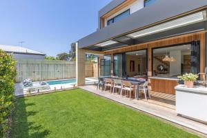 Bazén v ubytování Barwon Heads Pool Retreat Brand New with Heated Pool 5 bedroom 3bath Lift Sleeps 10 Aircon Heating Fireplace Garage nebo v jeho okolí