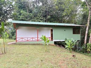 a small house in the middle of a field at Casa Danta in Drake