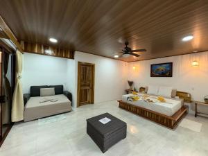 a living room with a bed and a couch at Casa Danta in Drake