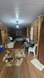 un soggiorno con un tappeto al centro della stanza di Rancho do Brow a Camboriú