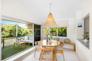 Una sala de estar con una mesa y sillas de madera. en Hidden Gem on Jubilee - Where the Ocean Whispers, en Yaroomba 13 fotos más