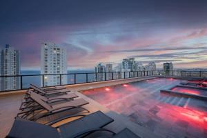 una piscina en la azotea en un edificio con vistas al perfil urbano en 2-BR with Urban Skyline Views in Panama City, en Panamá 14 fotos más