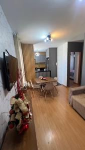 ein Wohnzimmer mit Tisch und ein Esszimmer in der Unterkunft Apto ao lado do Shopping Caruaru 13 in Caruaru