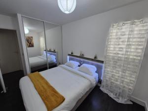 Postel nebo postele na pokoji v ubytování Sensalys