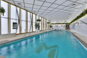 悉尼Stunning Wyndel Macquarie Apartment的带天花板的建筑内的大型游泳池