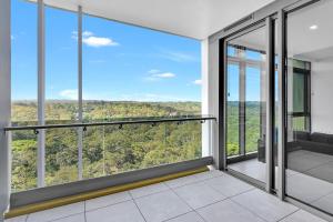 悉尼Stunning Wyndel Macquarie Apartment的空荡荡的客厅，落地玻璃窗，视野开阔