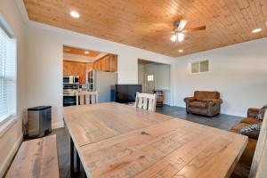 Kuchyň nebo kuchyňský kout v ubytování Riverfront Family Escape in Falls of Rough!