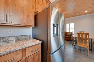 Kuchyň nebo kuchyňský kout v ubytování Riverfront Family Escape in Falls of Rough! + 16 fotografií