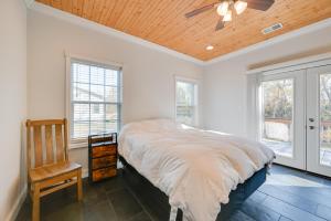 Postel nebo postele na pokoji v ubytování Riverfront Family Escape in Falls of Rough!