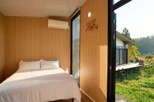 Ένα ή περισσότερα κρεβάτια σε δωμάτιο στο Kirisawabase Tiny House by Tiny Away