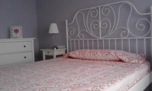 1 dormitorio con 1 cama con colcha rosa y blanca en Apartment Savoy, en Valencia