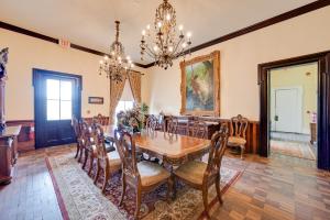 Posezení v ubytování Walk to Golf Course Spacious Rough River Retreat!