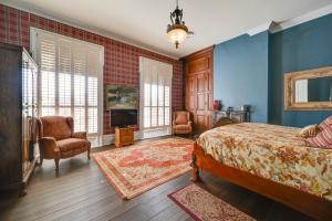 Postel nebo postele na pokoji v ubytování Walk to Golf Course Spacious Rough River Retreat!