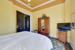 TV a/nebo společenská místnost v ubytování Walk to Golf Course Spacious Rough River Retreat!