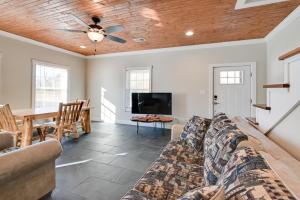 TV a/nebo společenská místnost v ubytování Fish and Unwind! Rough River Hideaway with Deck