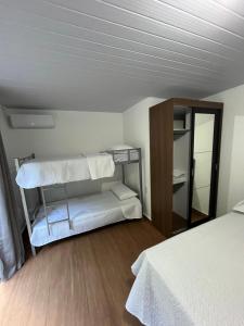 Ένα ή περισσότερα κρεβάτια σε δωμάτιο στο Flat privativo Residencial Schlichting