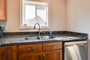 Kuchyň nebo kuchyňský kout v ubytování Fish and Unwind! Rough River Hideaway with Deck + 18 fotografií