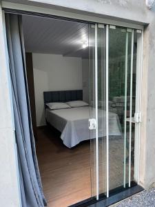 Ένα ή περισσότερα κρεβάτια σε δωμάτιο στο Flat privativo Residencial Schlichting