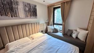 Postel nebo postele na pokoji v ubytování Snowfall Luxury Suites Jahorina