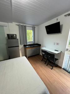 Η κουζίνα ή μικρή κουζίνα στο Flat privativo Residencial Schlichting