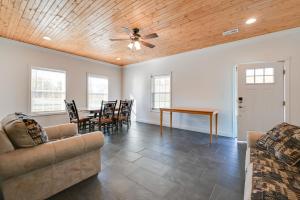 Posezení v ubytování 6 Mi to Rough River Lake! Waterfront Home with Deck