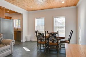 Posezení v ubytování 6 Mi to Rough River Lake! Waterfront Home with Deck