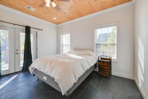 Postel nebo postele na pokoji v ubytování 6 Mi to Rough River Lake! Waterfront Home with Deck