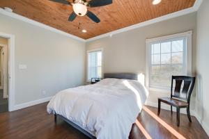 Postel nebo postele na pokoji v ubytování Riverside Serenity! Falls of Rough Home with Views