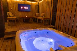 Φωτογραφία από το άλμπουμ του Valhalla Cabins AFrames with hot tubs & sauna σε Cosby