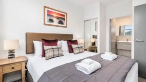 Postel nebo postele na pokoji v ubytování Remarkables Garden Apartment 305