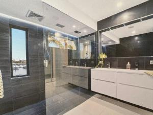 Koupelna v ubytování Absolute Waterfront - Paradise at Patterson Lakes