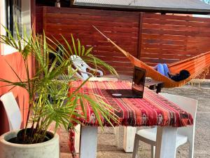 een hangmat en een laptop op een tafel met een hangmat bij Playa Hostel in Santa Rosa de Calamuchita