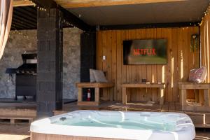 Φωτογραφία από το άλμπουμ του Valhalla Cabins AFrames with hot tubs & sauna σε Cosby