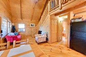 TV a/nebo společenská místnost v ubytování Cabin Along Rough River! Views, Fire Pit and Grill