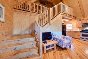 Kuchyň nebo kuchyňský kout v ubytování Cabin Along Rough River! Views, Fire Pit and Grill