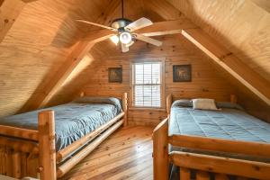 Postel nebo postele na pokoji v ubytování Cabin Along Rough River! Views, Fire Pit and Grill