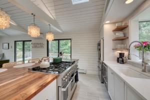 eine Küche mit Herd und Arbeitsplatte in der Unterkunft Springs Cottage by Rove Travel Home with Heated Pool in Threemile Harbor