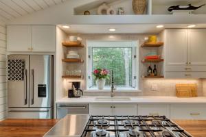 eine Küche mit Herd und Kühlschrank in der Unterkunft Springs Cottage by Rove Travel Home with Heated Pool in Threemile Harbor + 8 Fotos