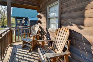 Balkón nebo terasa v ubytování Water Views! Serene Rough River Family Cabin