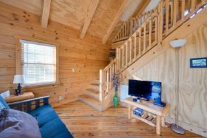 TV a/nebo společenská místnost v ubytování Water Views! Serene Rough River Family Cabin